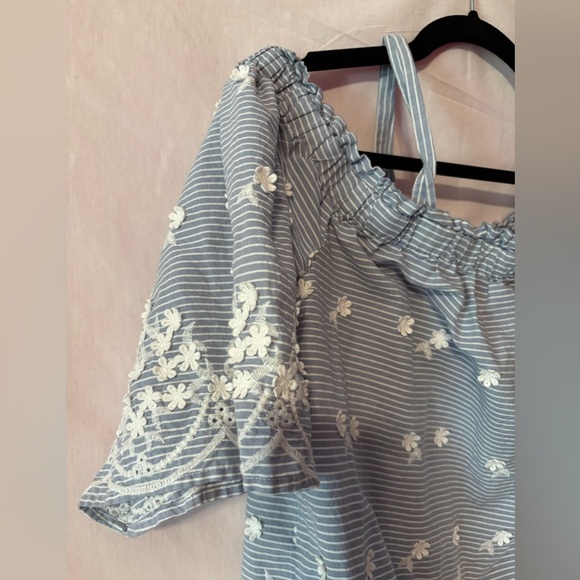 Elegant Blue Striped Blouse with White Floral Details - Picture 8 of 12